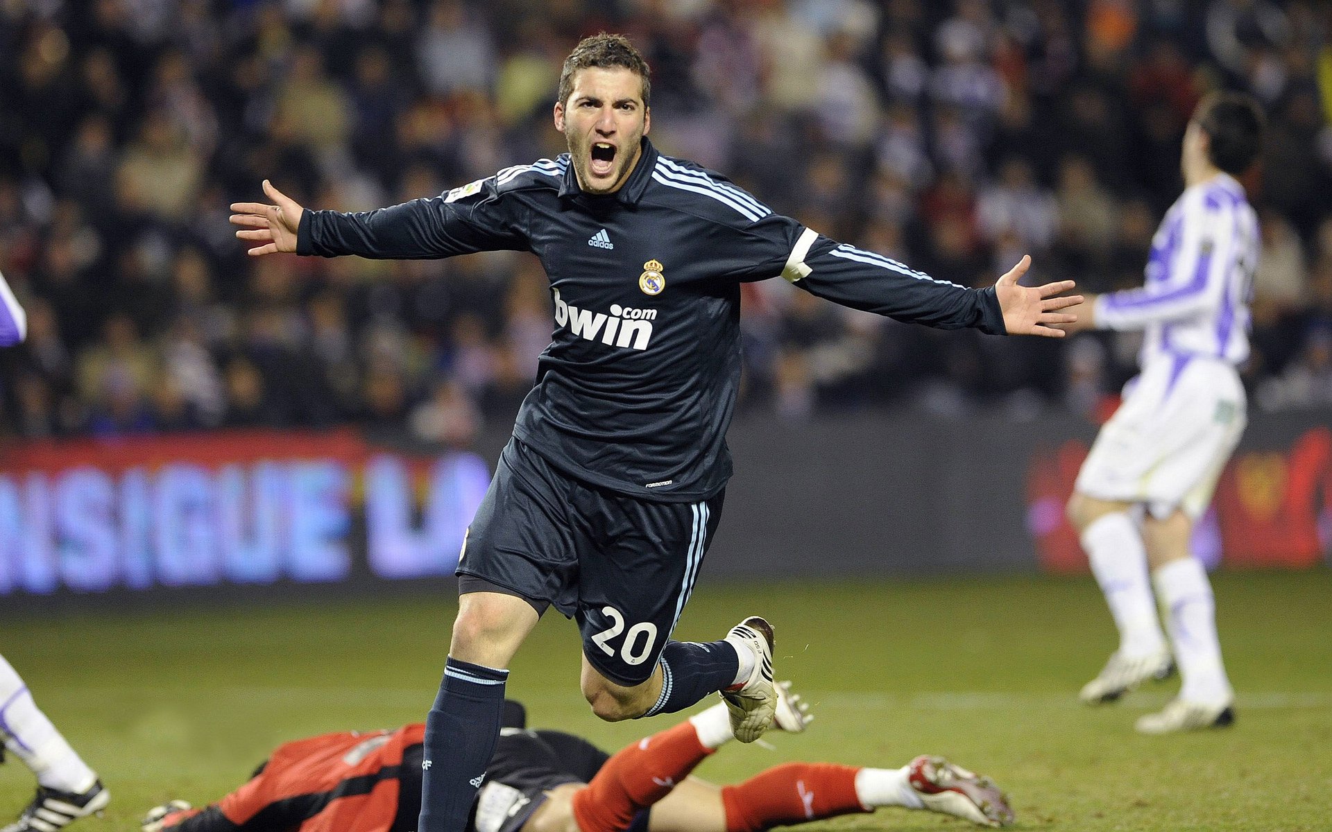 DWG引发争议！，梅西官方宣布反败为胜新规全场沸腾不已